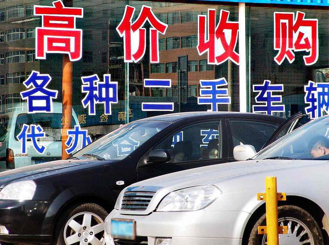 路边的僵尸车：卖废铁也有几千块车主真的不要了吗？(图2)