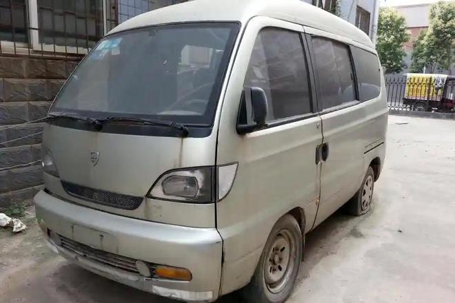 路边的僵尸车：卖废铁也有几千块车主真的不要了吗？(图3)