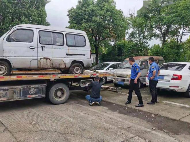 路边的僵尸车：卖废铁也有几千块车主真的不要了吗？(图4)