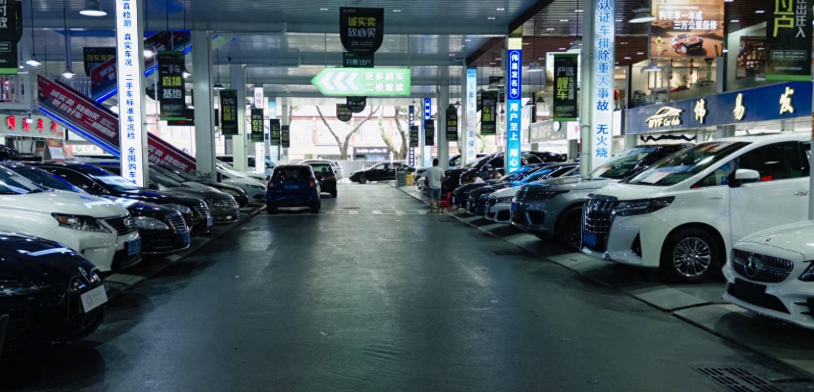 “落地价20万元的车我13万元拿到手15售出扣掉成本每辆至少能赚1。”靠二手车交易为生的老詹这样的信息让他在年初做了个决策：进货7辆！(图1)