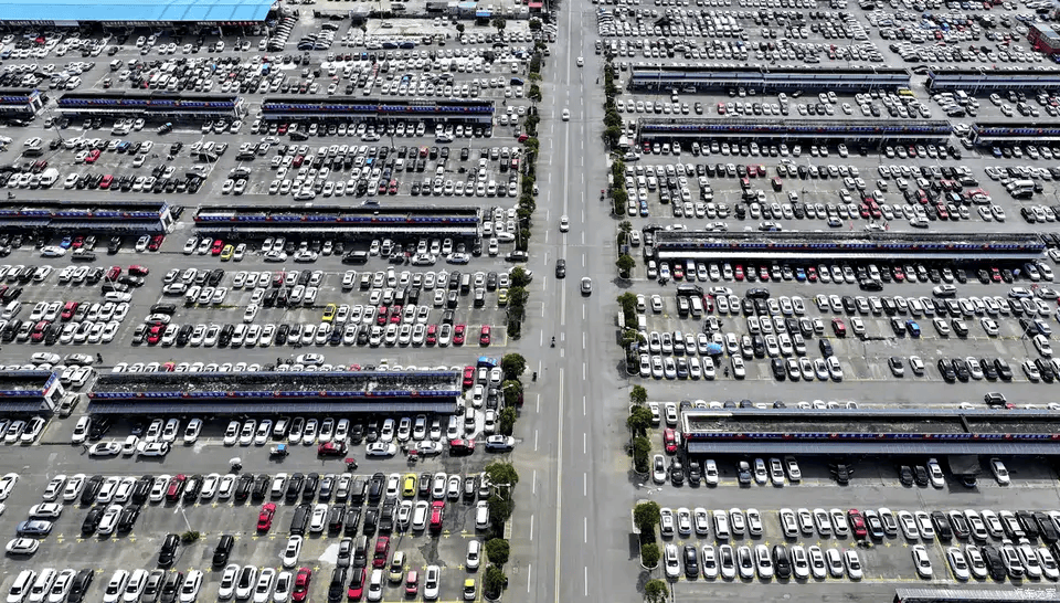 都市车界“零公里二手车”乱象面临崩盘 工信部拟推新车转售禁令(图1)