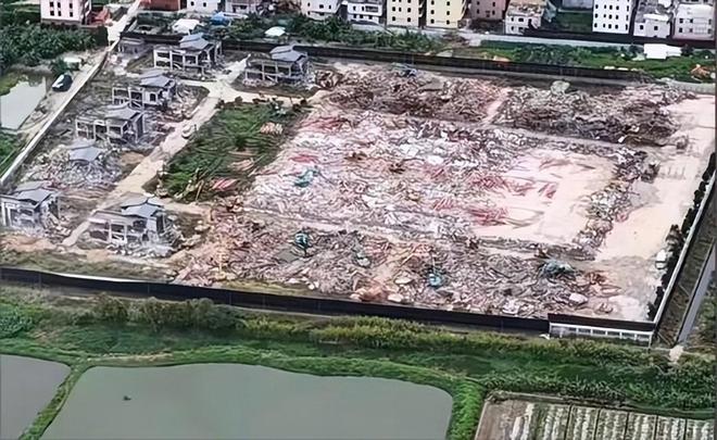 10亿违建豪宅一夜推平屋主人身份被扒官媒：一点都不冤！(图2)