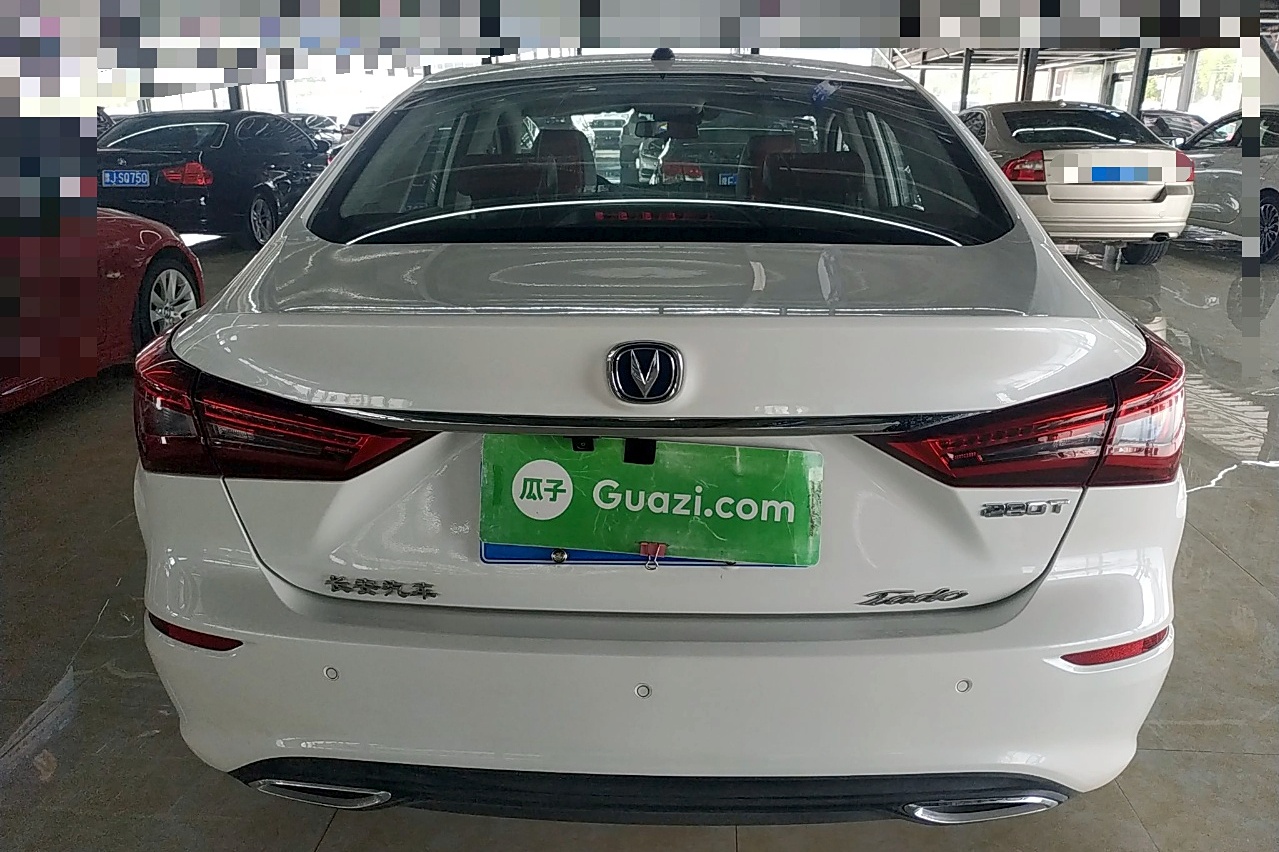 36岁杨颖庆新年穿搭：红色开衫+牛仔短裙喜庆时尚美出新高度(图1)